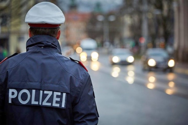 В Австрии белорус и молдаванин хотели разбить камнями сигаретный автомат. Чем закончилась история?