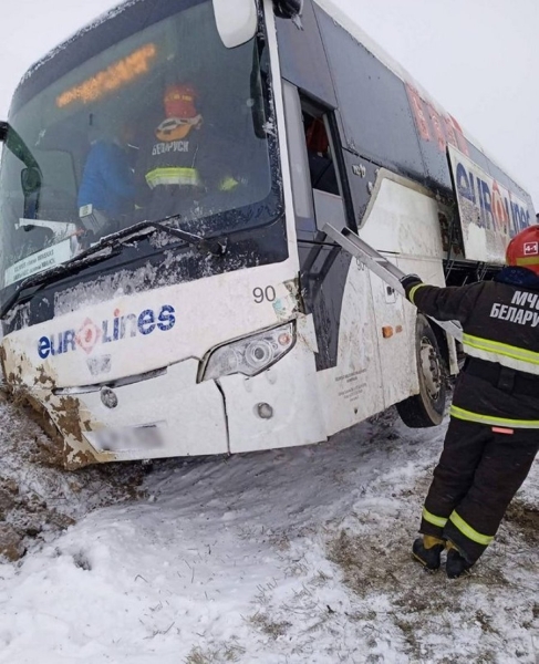 В Беларуси автобус с пассажирами столкнулся со снегоуборочной машиной В Беларуси автобус с пассажирами столкнулся со снегоуборочной машиной