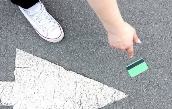 20-летние жительницы Бреста нашли банковскую карту. Что было дальше