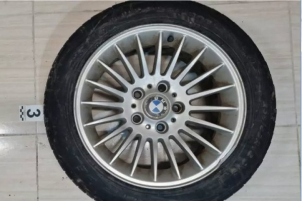 Парень передумал покупать BMW, но колеса ему понравились, и он незаметно поменял их