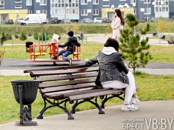 В Бресте парк 1000-летия залит осенними красками. Фоторепортаж