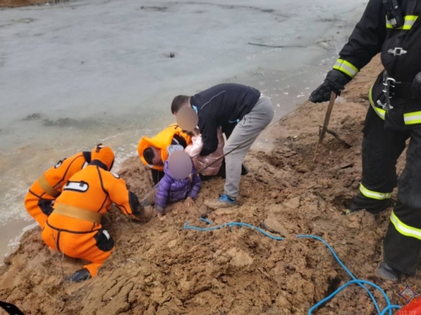 В Минске работники МЧС и очевидцы спасли маленьких девочек из грязевой ловушки