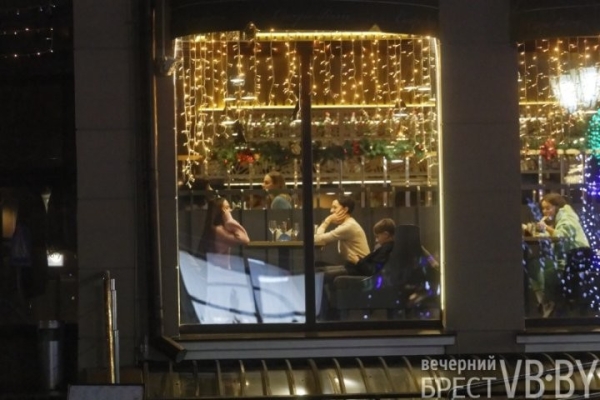 Посмотрите, как брестские заведения украсили витрины к Новому году