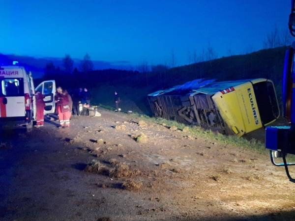Автобус с пассажирами съехал в кювет на трассе М7