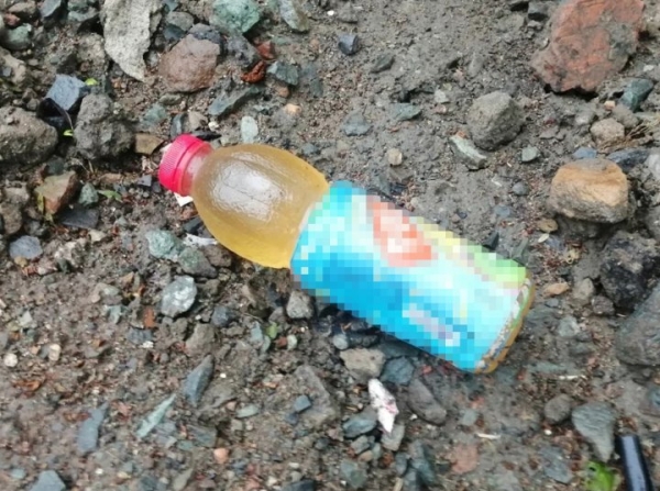 В Беларуси мужчина выбросил в окно бутылку с мочой и попал в женщину-дворника