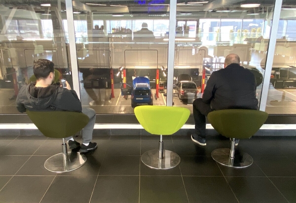 &laquo;Отдал полпенсии за первое ТО!&raquo;. Пенсионер возмущен стоимостью обслуживания у дилера Renault