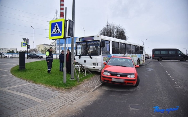 Автоледи в Барановичах не пропустила автобус, и он снес четыре пролета забора Автоледи в Барановичах не пропустила автобус, и он снес четыре пролета забора
