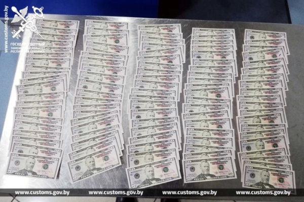 У россиянина на белорусской границе нашли пачку долларов. Они оказались еще и фальшивыми