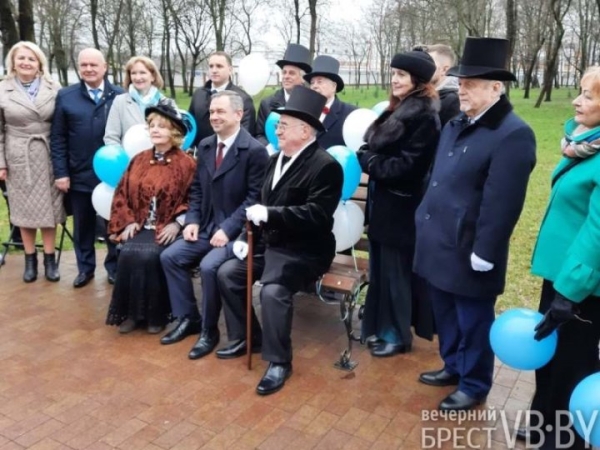 Именную скамейку Ленинского района торжественно открыли в Бресте