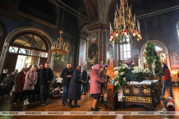 Брестчане идут в храмы, несут пасхальные куличи и крашеные яйца Брестчане идут в храмы, несут пасхальные куличи и крашеные яйца