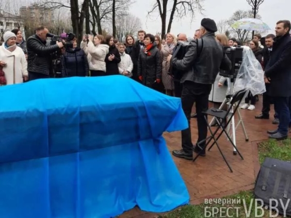 Именную скамейку Ленинского района торжественно открыли в Бресте