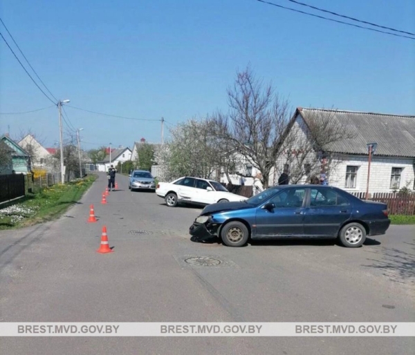 В Кобрине водитель Peugeot не уступил дорогу Audi В Кобрине водитель Peugeot не уступил дорогу Audi