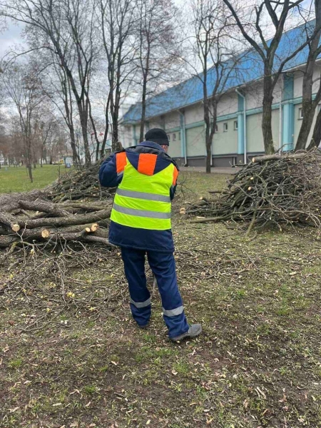 Продолжаются интенсивные работы по подготовке городского Парка культуры и отдыха к началу сезона Продолжаются интенсивные работы по подготовке городского Парка культуры и отдыха к началу сезона