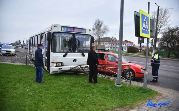 Автоледи в Барановичах не пропустила автобус, и он снес четыре пролета забора Автоледи в Барановичах не пропустила автобус, и он снес четыре пролета забора