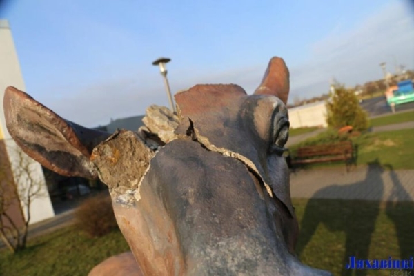 В Ляховичах пьяная компания обломала рога у инсталляции оленя В Ляховичах пьяная компания обломала рога у инсталляции оленя