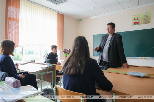 «Мы как одна семья». Выпускники сельской школы в Каменецком районе о школьных годах «Мы как одна семья». Выпускники сельской школы в Каменецком районе о школьных годах