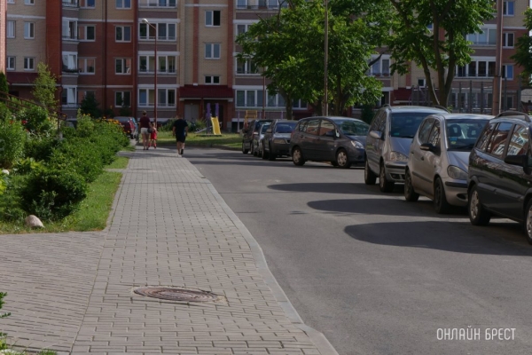 Машину повредили, пока стояла во дворе. Что делать владельцу и как накажут виновного?