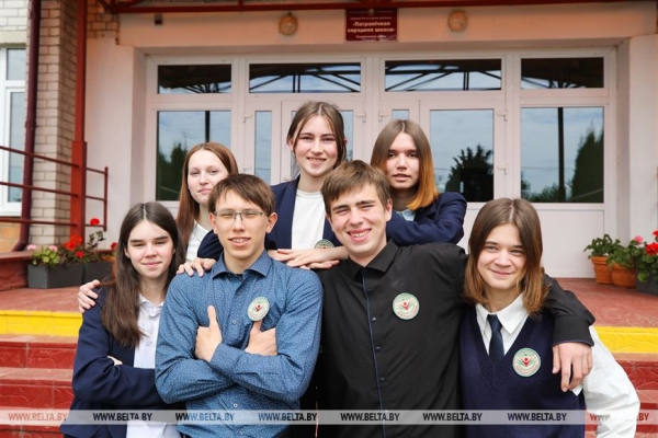 «Мы как одна семья». Выпускники сельской школы в Каменецком районе о школьных годах «Мы как одна семья». Выпускники сельской школы в Каменецком районе о школьных годах