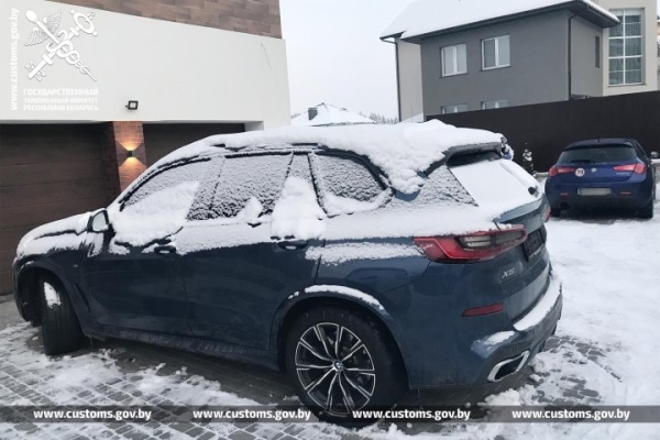 Таможенники пресекли схему по уклонению от уплаты платежей при ввозе автомобилей из-за границы Таможенники пресекли схему по уклонению от уплаты платежей при ввозе автомобилей из-за границы