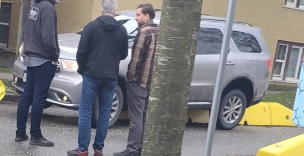 Как вам идея? В Канаде придумали «медленные улицы» и бетонные ограничители, на которых уже повисают автомобили