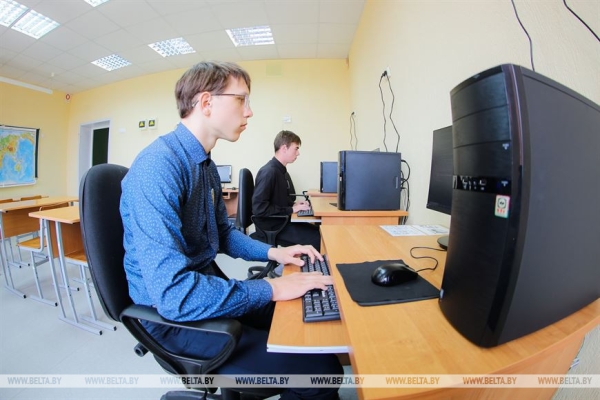 «Мы как одна семья». Выпускники сельской школы в Каменецком районе о школьных годах «Мы как одна семья». Выпускники сельской школы в Каменецком районе о школьных годах