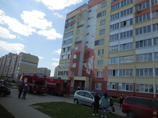 Акриловая ванна загорелась между этажами многоэтажки в Бобруйске