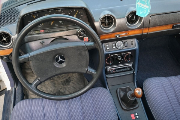 Mercedes-Benz W123 в руках студента: не хватает пятой передачи, зато есть рабочая гидроподвеска