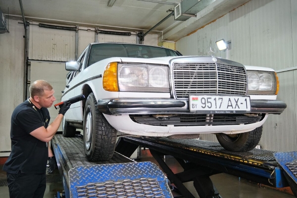 Mercedes-Benz W123 в руках студента: не хватает пятой передачи, зато есть рабочая гидроподвеска