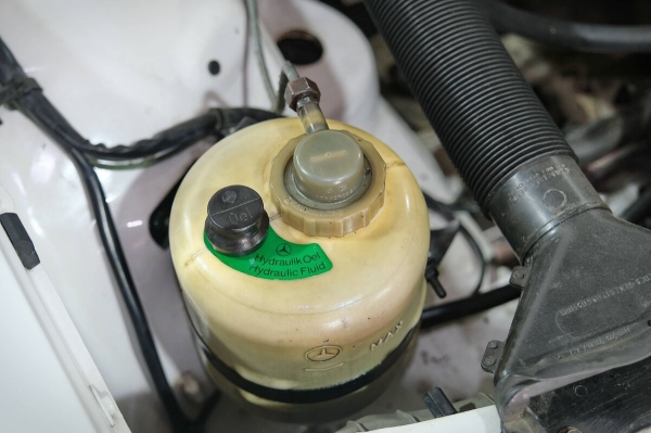 Mercedes-Benz W123 в руках студента: не хватает пятой передачи, зато есть рабочая гидроподвеска