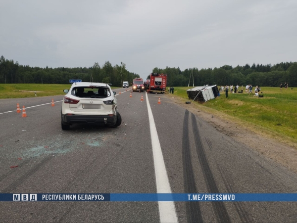 Под Витебском опрокинулся туристический автобус Под Витебском опрокинулся туристический автобус