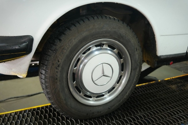 Mercedes-Benz W123 в руках студента: не хватает пятой передачи, зато есть рабочая гидроподвеска