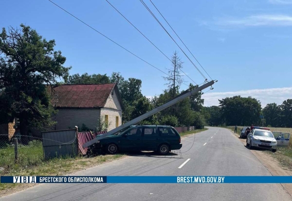В Березовском районе пьяный бесправник на Volkswagen снес столб В Березовском районе пьяный бесправник на Volkswagen снес столб