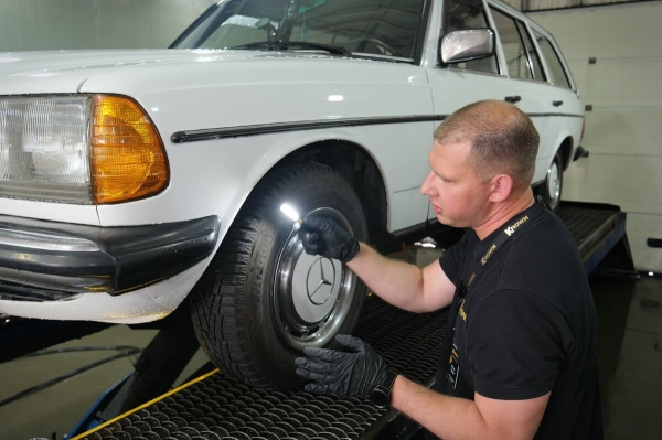 Mercedes-Benz W123 в руках студента: не хватает пятой передачи, зато есть рабочая гидроподвеска