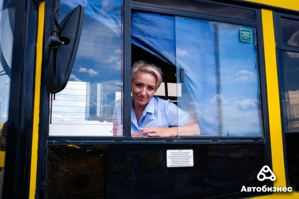 «Главное – не расслабиться и не уехать в закат». Воспитатель садика стала водителем автобуса «Главное – не расслабиться и не уехать в закат». Воспитатель садика стала водителем автобуса