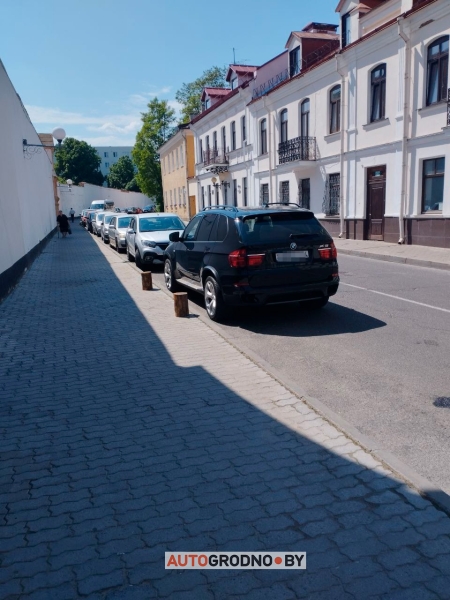 Фотофакт. В Гродно кто-то забронировал себе стояночное место пеньками Фотофакт. В Гродно кто-то забронировал себе стояночное место пеньками