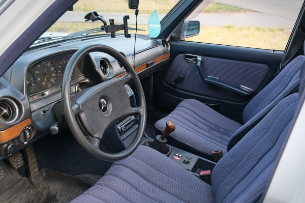 Mercedes-Benz W123 в руках студента: не хватает пятой передачи, зато есть рабочая гидроподвеска