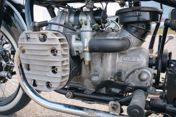 «Урал М-72», на который потратили $4 700. Белорус вдохнул жизнь в 68-летний советский байк «Урал М-72», на который потратили $4 700. Белорус вдохнул жизнь в 68-летний советский байк