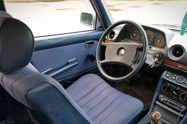 Mercedes-Benz W123 в руках студента: не хватает пятой передачи, зато есть рабочая гидроподвеска