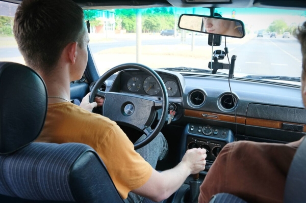 Mercedes-Benz W123 в руках студента: не хватает пятой передачи, зато есть рабочая гидроподвеска