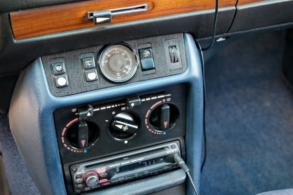 Mercedes-Benz W123 в руках студента: не хватает пятой передачи, зато есть рабочая гидроподвеска