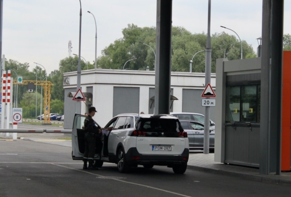 «Одни по 20 часов стоят, другие за ночь $500 делают». Репортаж из пункта пропуска «Брест — Тересполь»