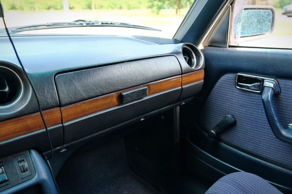 Mercedes-Benz W123 в руках студента: не хватает пятой передачи, зато есть рабочая гидроподвеска