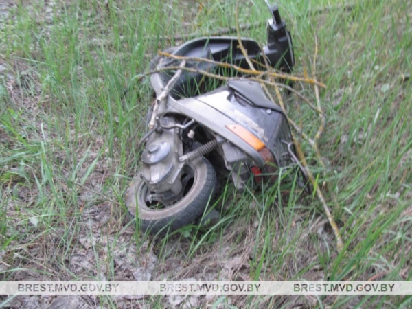 В Лунинецком районе подростки угнали и спрятали в лесу неисправный скутер В Лунинецком районе подростки угнали и спрятали в лесу неисправный скутер