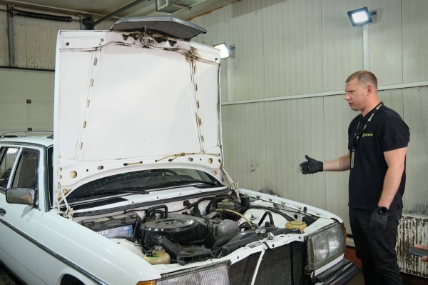 Mercedes-Benz W123 в руках студента: не хватает пятой передачи, зато есть рабочая гидроподвеска