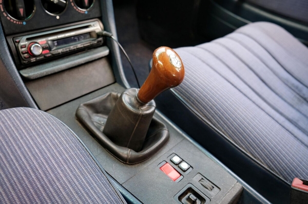 Mercedes-Benz W123 в руках студента: не хватает пятой передачи, зато есть рабочая гидроподвеска