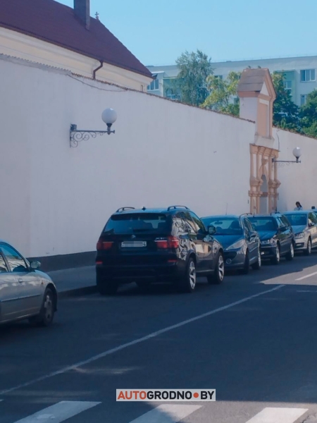 Фотофакт. В Гродно кто-то забронировал себе стояночное место пеньками Фотофакт. В Гродно кто-то забронировал себе стояночное место пеньками