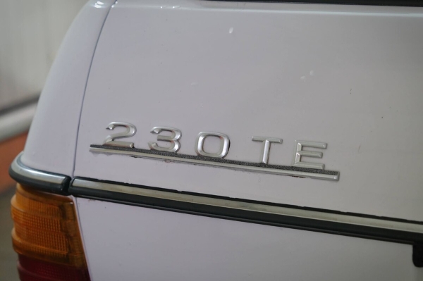 Mercedes-Benz W123 в руках студента: не хватает пятой передачи, зато есть рабочая гидроподвеска