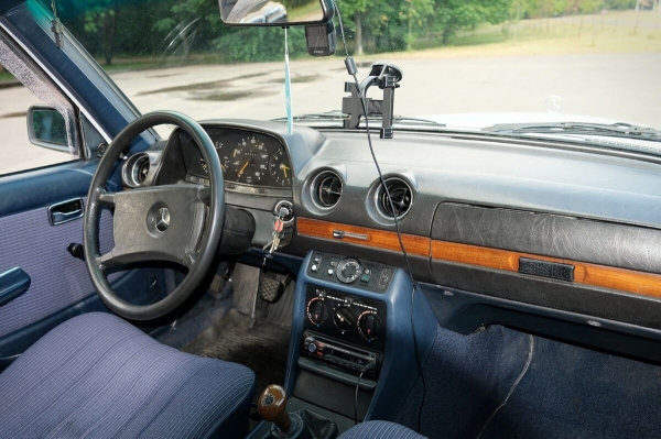 Mercedes-Benz W123 в руках студента: не хватает пятой передачи, зато есть рабочая гидроподвеска