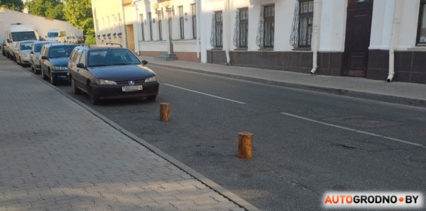 Фотофакт. В Гродно кто-то забронировал себе стояночное место пеньками Фотофакт. В Гродно кто-то забронировал себе стояночное место пеньками