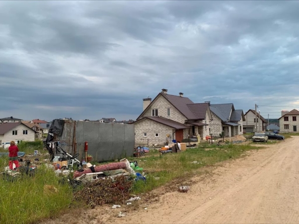 Шокируют соседей, а прогнать нельзя: семья бомжей поселилась прямо на улице Шокируют соседей, а прогнать нельзя: семья бомжей поселилась прямо на улице
